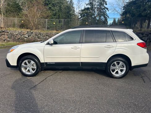 Used 2014 Subaru Outback 3.6R Limited w/ Moonroof Package image 2