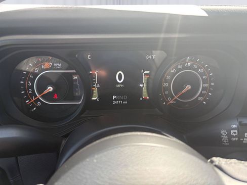 Used 2025 Jeep Wrangler Unlimited Rubicon w/ Convenience Group AWD/4WD image 33