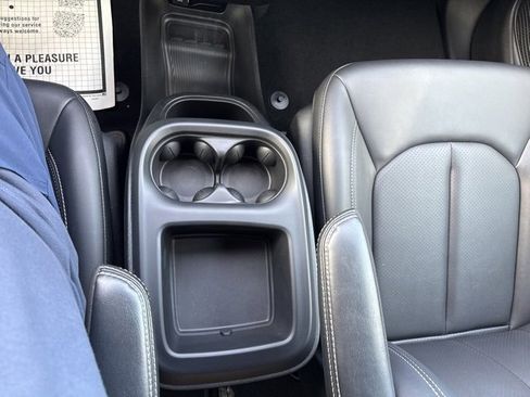 Used 2025 Chrysler Pacifica Select image 17
