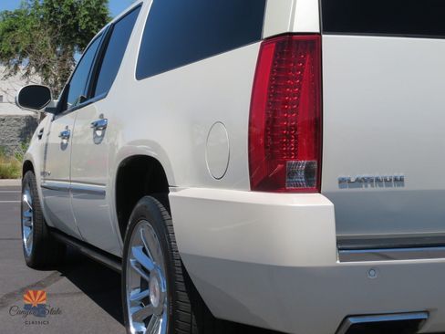 Used 2014 Cadillac Escalade ESV Platinum AWD/4WD image 26
