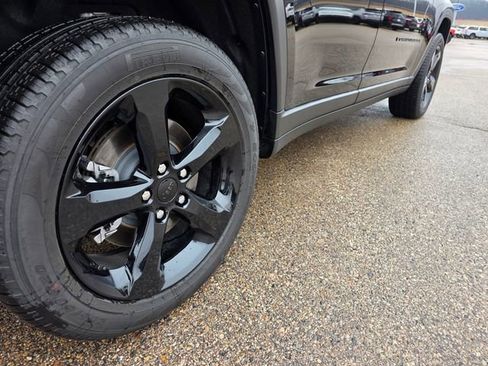 Used 2025 Jeep Grand Cherokee L Limited w/ Black Appearance Package image 40