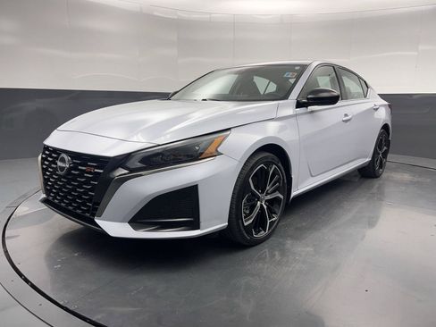 Used 2025 Nissan Altima 2.5 SR w/ SR Premium Package AWD/4WD image 26