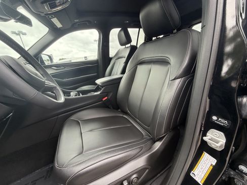 Used 2025 Jeep Grand Cherokee Limited w/ Black Appearance Package AWD/4WD image 15