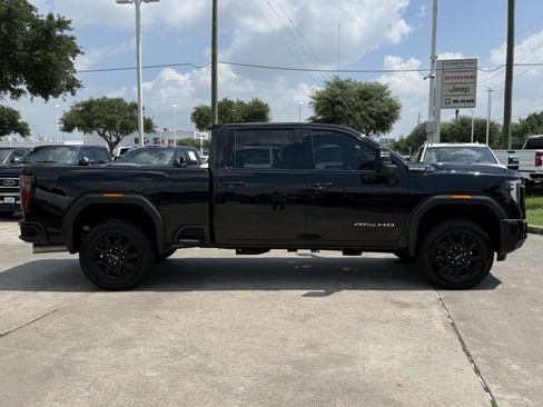 Used 2025 GMC Sierra 2500 AT4 AWD/4WD image 3