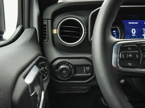 Used 2024 Jeep Wrangler Sahara image 33