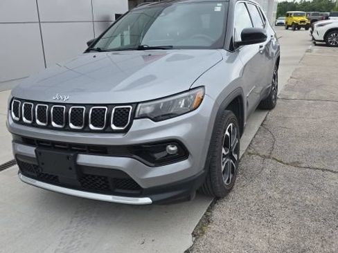 Used 2023 Jeep Compass Limited AWD/4WD image 2