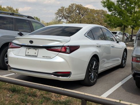 Used 2024 Lexus ES 300h Ultra Luxury w/ Accessory Package (Z2) image 6