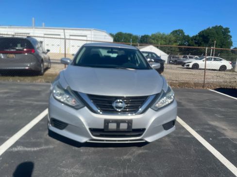 Used 2017 Nissan Altima 2.5 S w/ Power Driver Seat Package FWD image 2