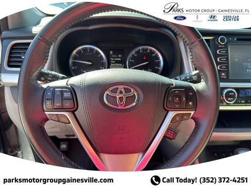 Used 2017 Toyota Highlander Limited image 22