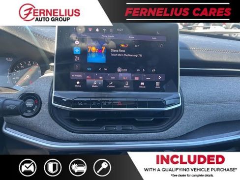 Used 2024 Jeep Compass Latitude w/ Sun and Sound Group AWD/4WD image 10