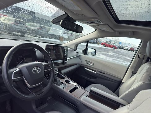 Used 2022 Toyota Sienna XLE image 24
