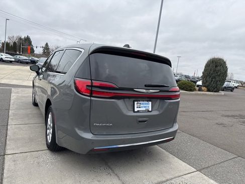 Used 2023 Chrysler Pacifica Touring-L image 8