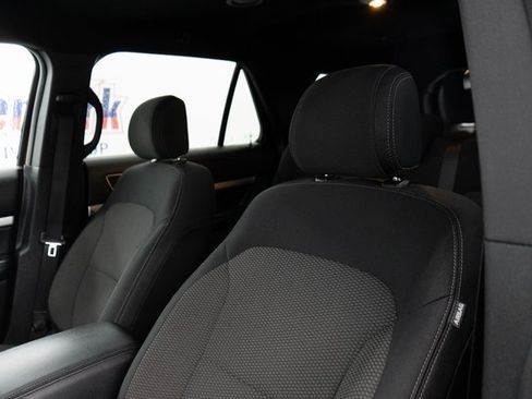Used 2017 Ford Explorer XLT image 17