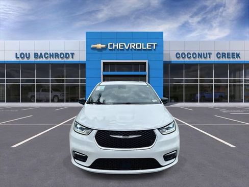Used 2024 Chrysler Pacifica Touring FWD image 3