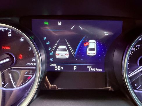 Used 2018 Toyota Camry XLE image 23