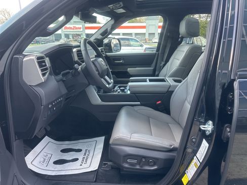 Used 2025 Toyota Tundra Limited AWD/4WD image 29