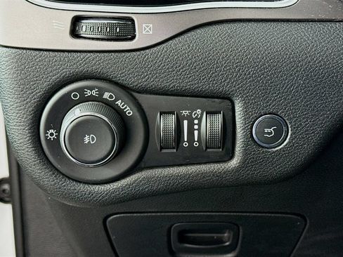 Used 2019 Jeep Cherokee Limited AWD/4WD image 10