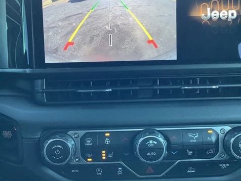 Certified 2025 Jeep Wrangler Sahara w/ Technology Group image 21