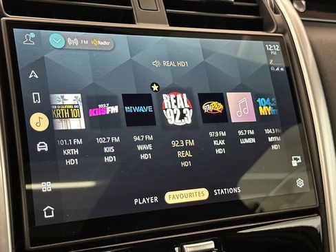 Used 2025 Land Rover Discovery S image 20