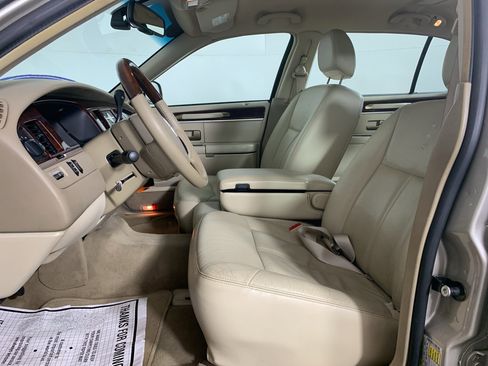 Used 2009 Lincoln Town Car Signature L image 16