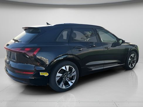 Used 2022 Audi e-tron Premium w/ Convenience Plus Package AWD/4WD image 3
