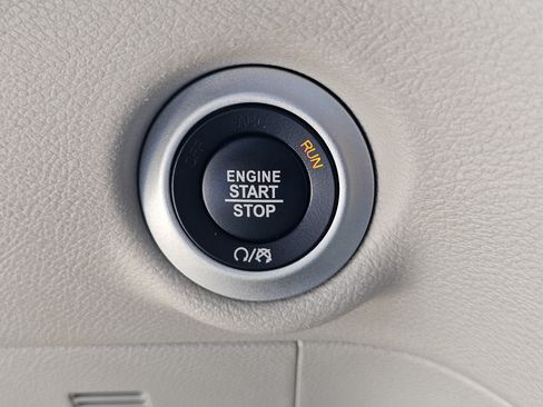 Used 2022 Chrysler Pacifica Touring-L FWD image 23