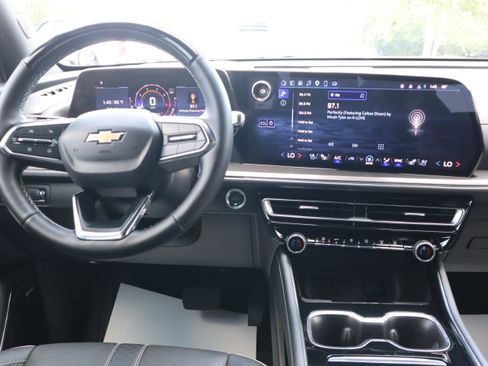 Used 2025 Chevrolet Traverse High Country FWD image 12