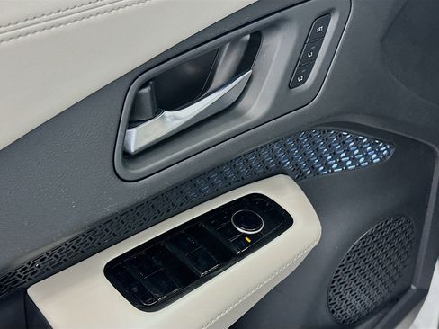 Used 2024 Nissan Ariya AWD image 15