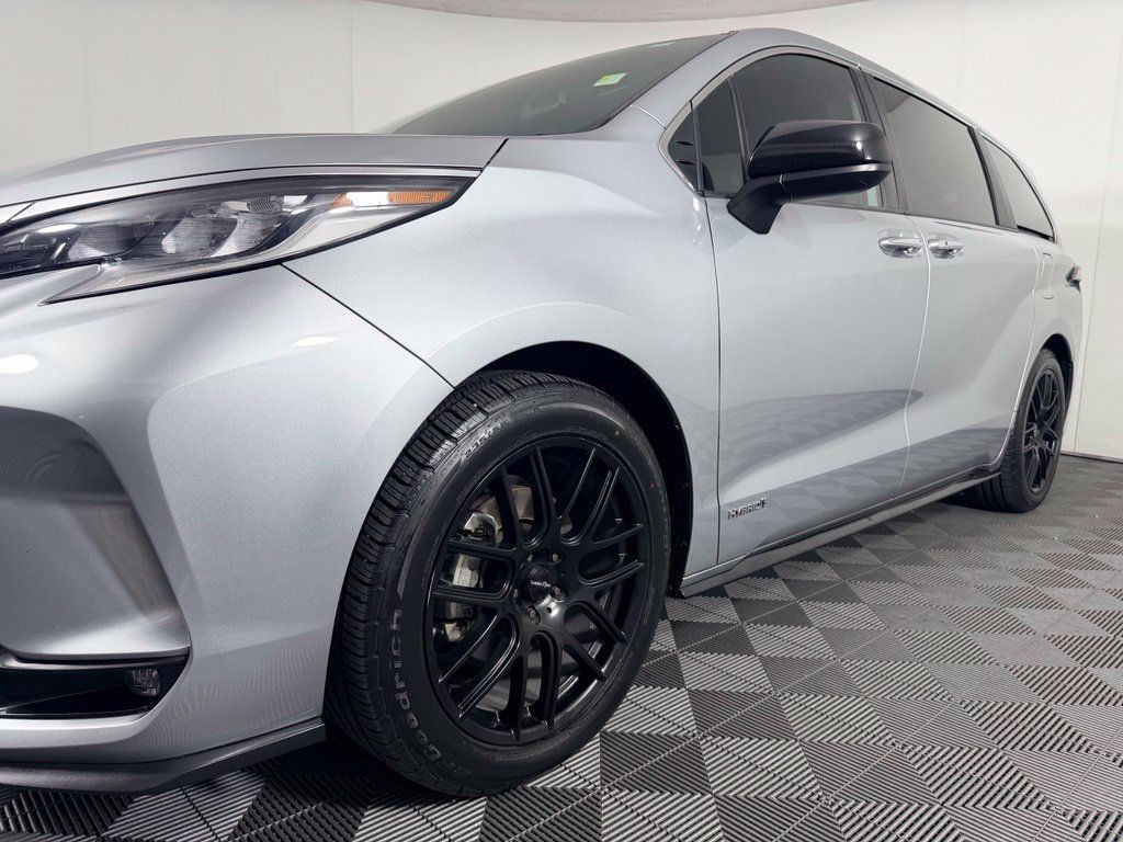 Used 2021 Toyota Sienna XSE FWD image 18