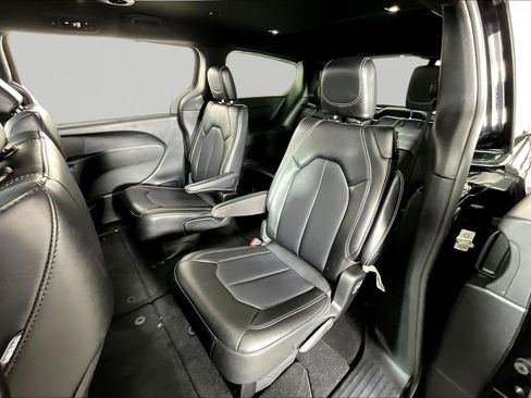 Used 2025 Chrysler Pacifica Select FWD image 21