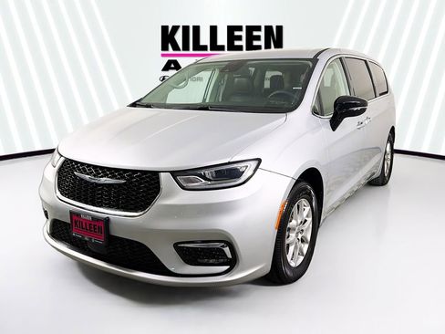 Used 2024 Chrysler Pacifica Touring-L image 3