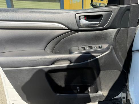 Used 2018 Toyota Highlander SE image 9