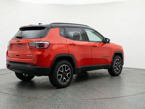 Used 2025 Jeep Compass Trailhawk AWD/4WD image 9