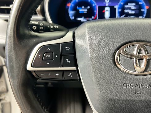 Used 2023 Toyota Highlander FWD image 12