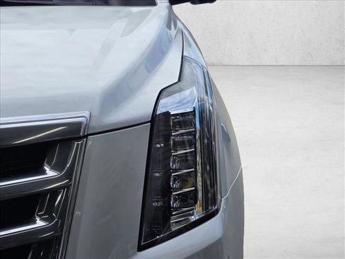 Used 2019 Cadillac Escalade Luxury image 10