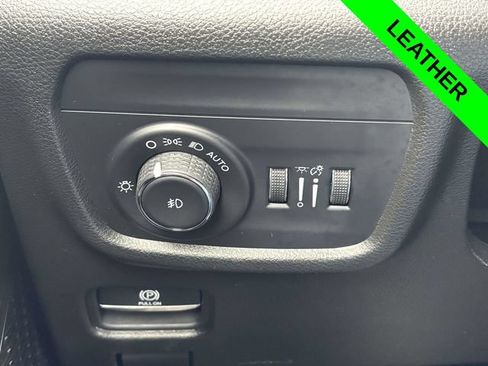 Used 2023 Jeep Grand Cherokee Limited w/ Black Appearance Package AWD/4WD image 11