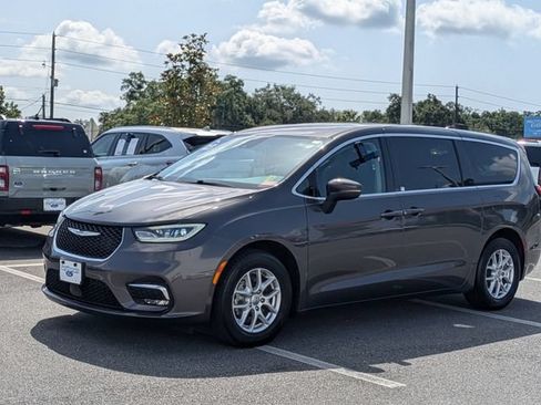 Used 2023 Chrysler Pacifica Touring-L FWD image 8