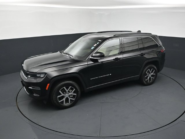 Used 2024 Jeep Grand Cherokee Limited w/ Trailer Tow Package AWD/4WD image 14