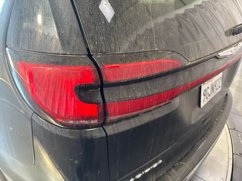 Used 2023 Chrysler Pacifica Touring-L FWD image 13