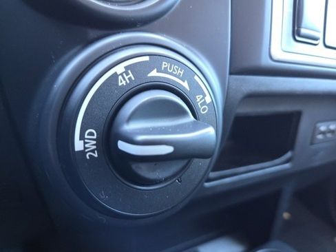 Used 2019 Nissan Titan S image 28