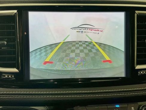 Used 2024 Chrysler Pacifica Touring-L FWD image 14