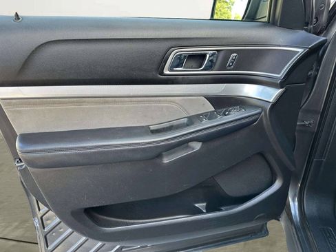Used 2017 Ford Explorer XLT w/ Equipment Group 202A AWD/4WD image 9