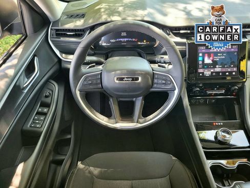 Used 2023 Jeep Grand Cherokee Laredo w/ Luxury Tech Group I AWD/4WD image 11