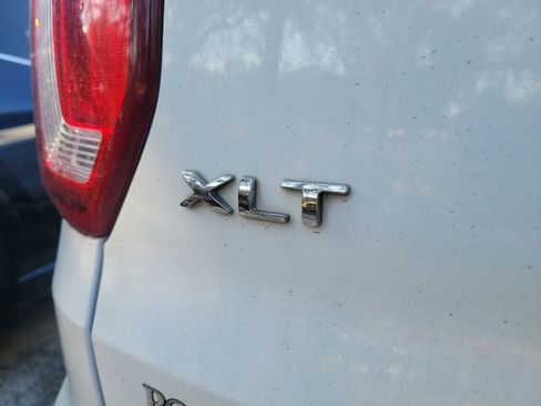 Used 2018 Ford Explorer XLT image 16