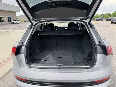 Used 2022 Audi e-tron Premium w/ Convenience Plus Package AWD/4WD image 9