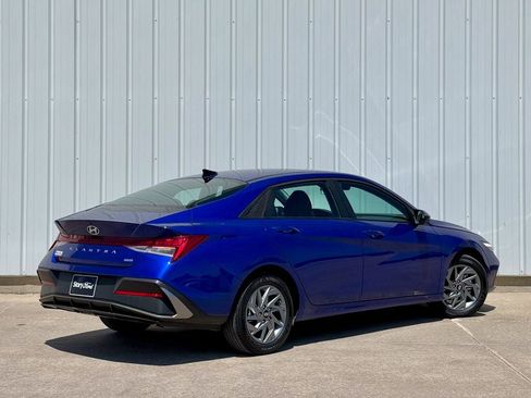 Used 2025 Hyundai Elantra Hybrid FWD image 6