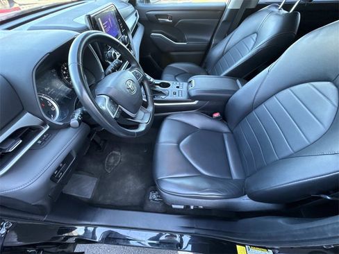 Used 2023 Toyota Highlander XLE image 24