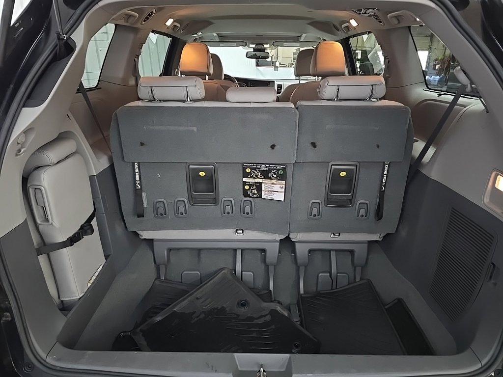 Used 2019 Toyota Sienna XLE w/ XLE Navigation Package FWD image 12