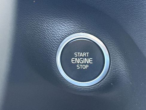 Used 2022 Volvo XC40 T5 R-Design image 15