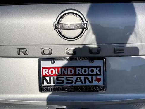Certified 2025 Nissan Rogue SV image 9